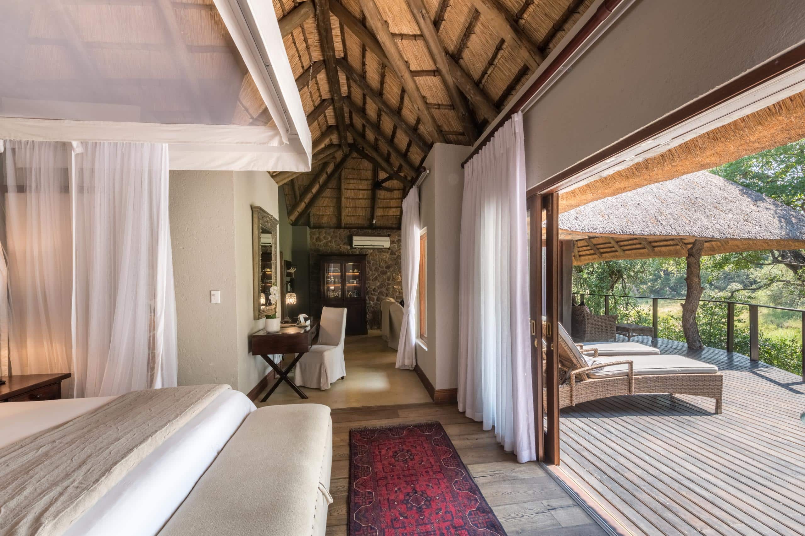 Dulini-suite-bedroom-patio-scaled